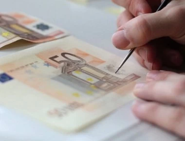 Πλαστά χαρτονομίσματα των 20 και 50 ευρώ: Δείτε αν τα έχετε στην τσέπη σας – Πώς θα τα αναγνωρίσετε